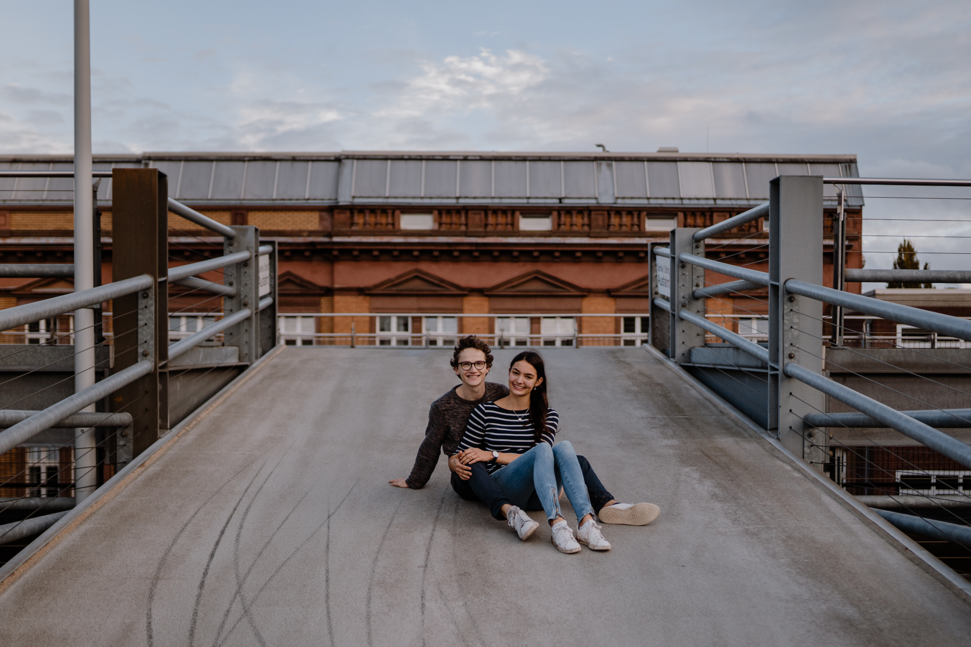 Julia und Sam sehen sich verliebt an und halten dabei händchen <3
